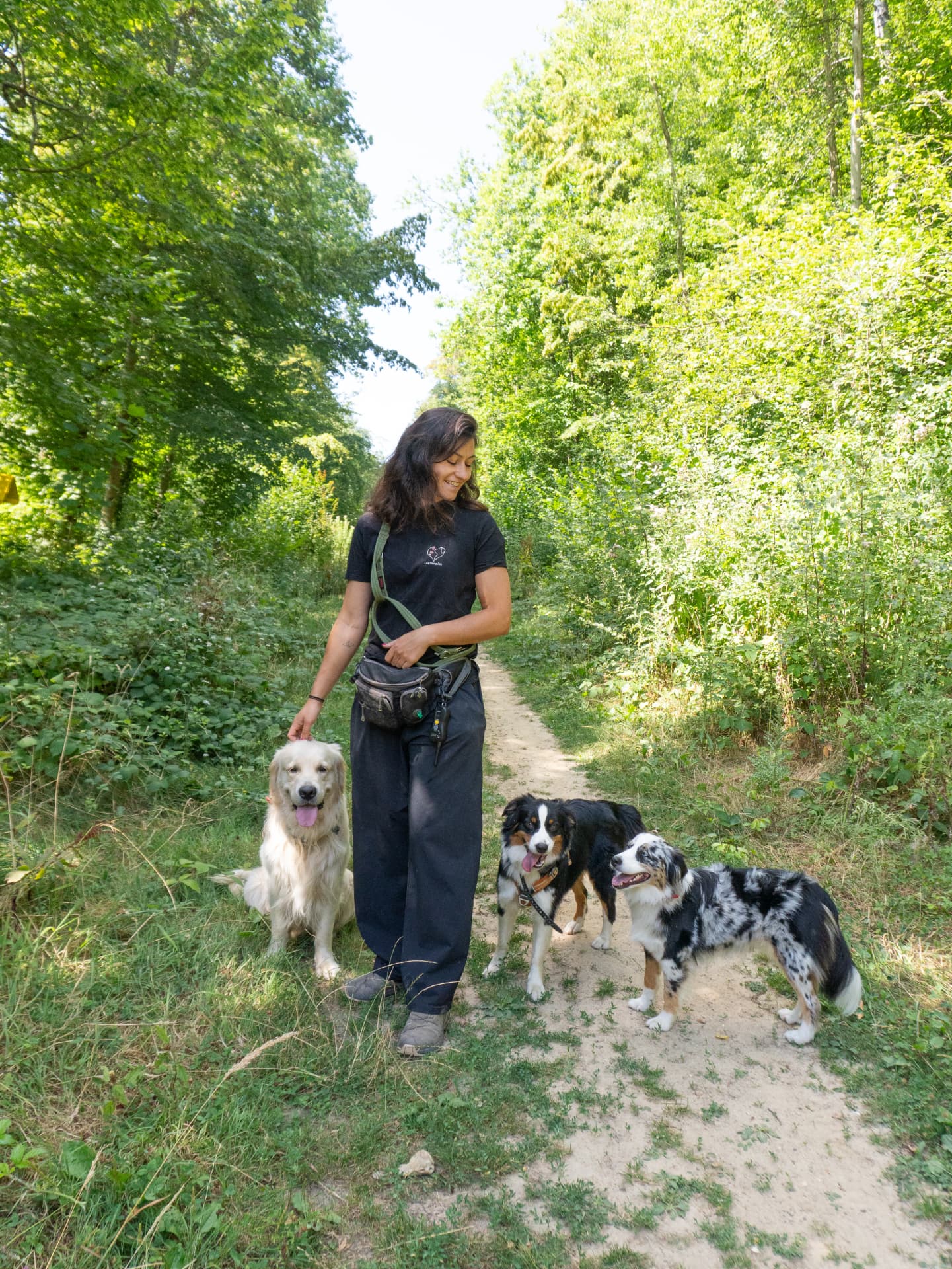Léna avec ses chiens dans la nature