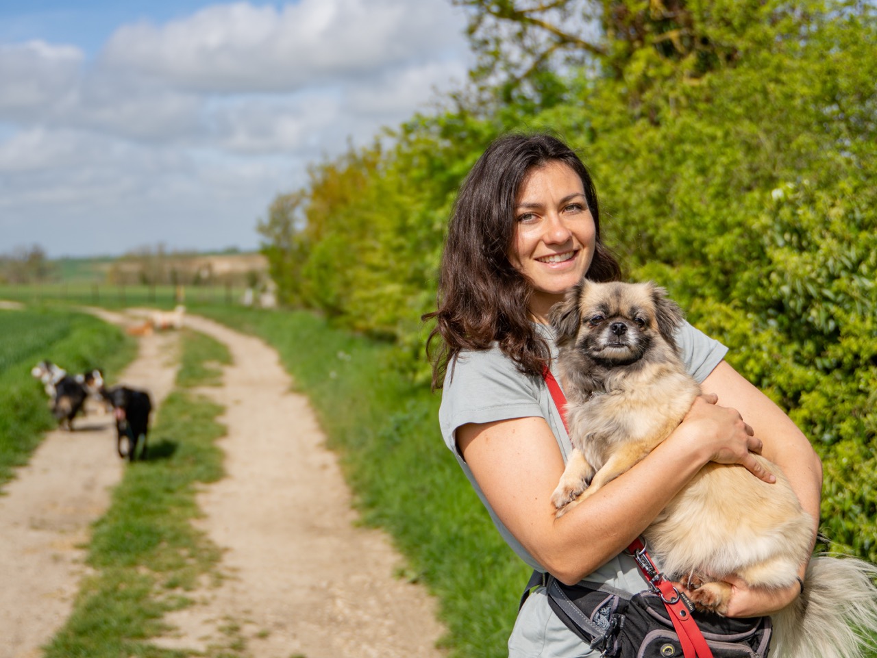 Léna avec un petit chien dans les champs